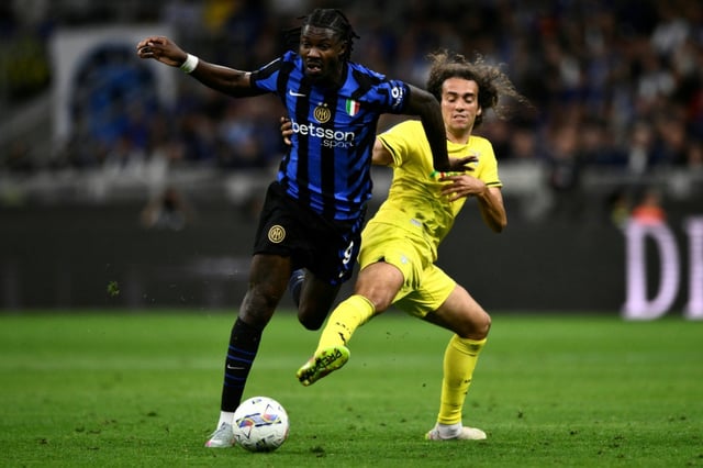 L'attaquant français de l'Inter Milan Marcus Thuram (g.) se bat pour le ballon avec le milieu de terrain français de la Lazio Rome Matteo Guendouzi lors d'un match de Serie A, au stade San Siro à Milan, le 18 mai 2025