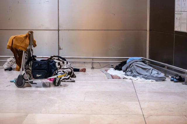 La atención a las personas sin hogar en Barajas enfrenta a las distintas administraciones.