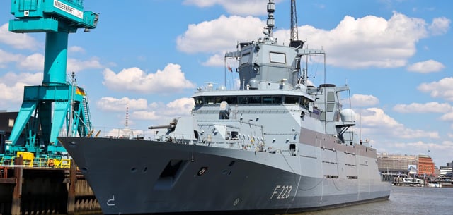 Auch der militärische Neubau sorgt für gute Aufträge – hier die Fregatte „Nordrhein-Westfalen“ (F223) an einer Kaimauer der Norderwerft im Hamburger Hafen