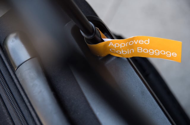 ILLUSTRATION - Ein Trolley mit einem Label fuer geprueftes Handgepaeck (Approved Cabin Baggage), aufgenommen am 06.06.2017 in Berlin (gestellte Szene). Foto: Andrea Warnecke