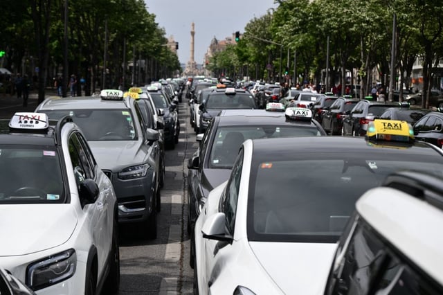 Après un mouvement de protestation en décembre dernier dans plusieurs grandes villes de France, les taxis ont décidé de passer à la vitesse supérieure ce 19 mai. À Marseille, dès 7 h 30, 600 à 700 taxis ont ainsi bloqué une partie de la cité phocéenne au moyen d’une opération escargot, tandis que 150 manifestaient aux abords de la gare TGV d’Aix-en-Provence, puis de l’aéroport de Marseille-Provence.