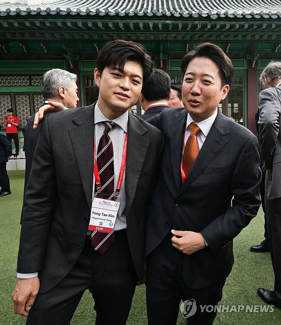 Lee Jun-seok (R), the presidential candidate of the minor conservative New Reform Party, talks with Kim Yong-tae, leader of the conservative People Power Party's (PPP) emergency leadership committee, during the Asian Leadership Conference, organized by the Chosun Ilbo daily, at a Seoul hotel on May 21, 2025, in this photo provided by Chosun. (PHOTO NOT FOR SALE) (Yonhap)