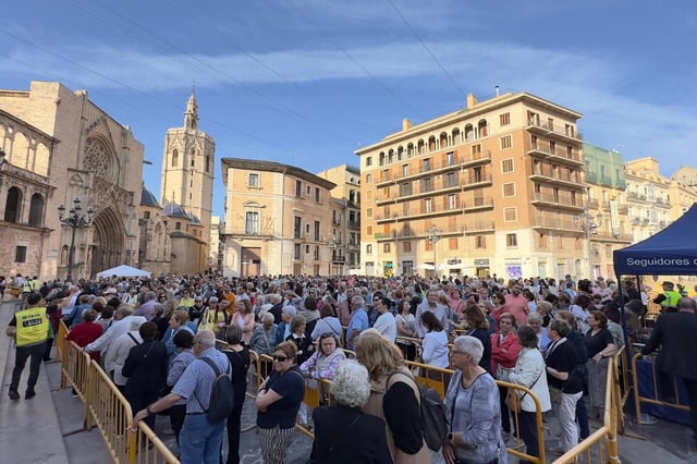 Colas de 18 horas para besar a la Virgen de los Desamparados
