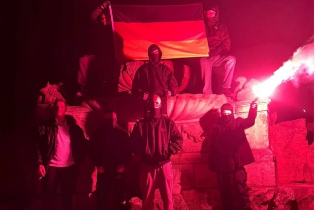 Vermummte Neonazis der Letzten Verteidigungswelle