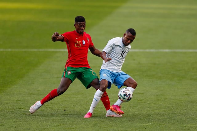 Kinda während eines Länderspiels gegen Portugals Nuno Mendes (l.)