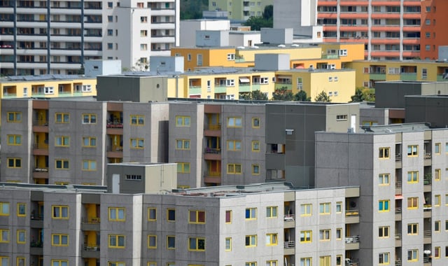 Ausländer müssen auf dem Wohnungsmarkt in Deutschland im Schnitt mehr Miete zahlen als Deutsche. Wie das Statistische Bundesamt mitteilte, zahlten sie 2022 7,75 Euro Nettokaltmiete pro Quadratmeter und damit 9,5 Prozent mehr als Deutsche