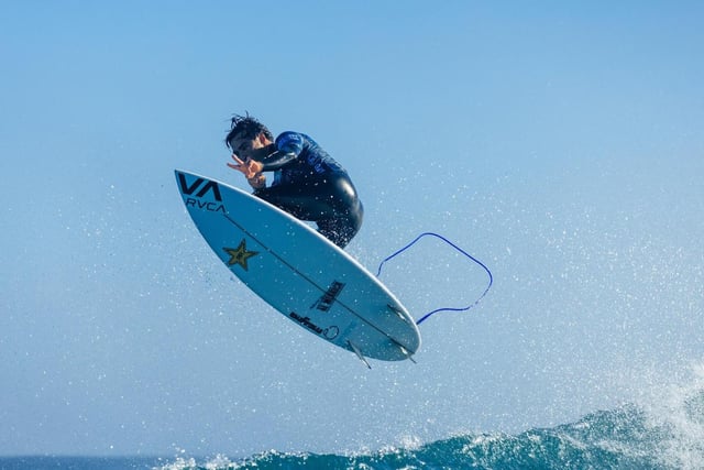 Barron Mamiya of Hawaii surfs in Heat 4 of the Round of 16.