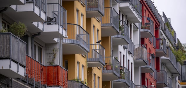 Ein Blick auf die Fassaden von Neubau-Wohnhäusern in Berlin