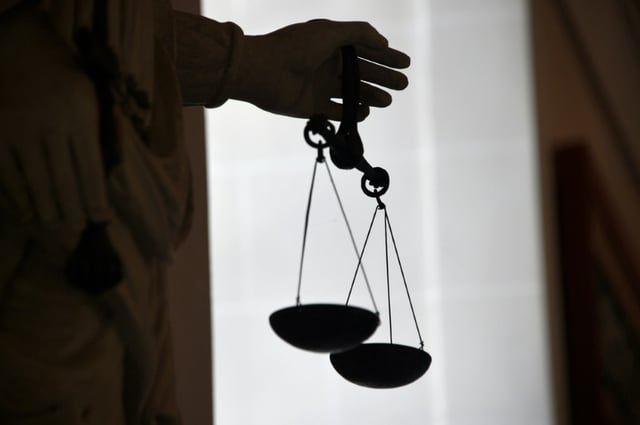 Weil sie ihrer Tochter mehrfach Keime injizierte, muss eine Frau aus Baden-Württemberg in die Psychiatrie. Das ordnete das Landgericht Heidelberg an und verurteilte die Angeklagte zudem zu einer Freiheitsstrafe von drei Jahren.