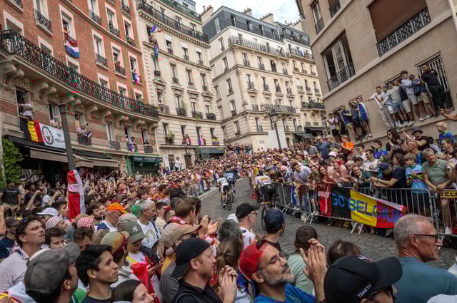 Les cyclistes gravissent la colline de Montmartre sous les applaudissements des fans lors de la course sur route masculine des Jeux Olympiques 2024