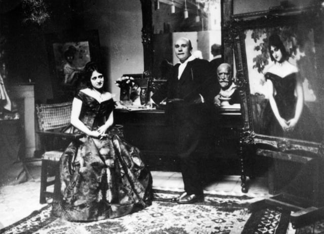 Luisa Puchol, madre de los hermanos Ozores, en el estudio del pintor José Pinazo.