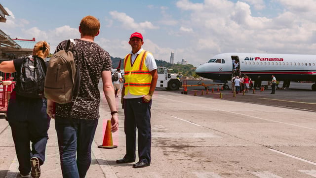 An American man claims 3 gate agents at DC airport were talking in Hindi