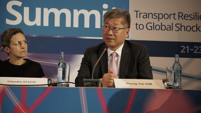 This photo provided by the International Transport Forum (ITF) shows Kim Young-tae (R), secretary general of the international organization, speaking at a press conference marking the opening of the 2025 ITF Summit at the Congress Center in Leipzig, Germany, on May 21, 2025. (PHOTO NOT FOR SALE) (Yonhap)  