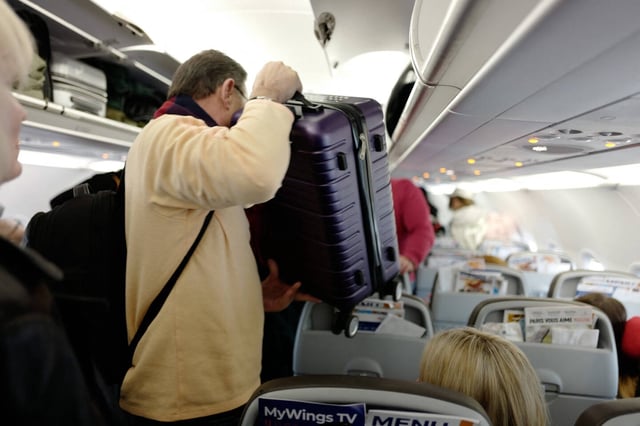«Pour un bagage à main dit de grande taille», Easyjet applique près de 43 euros, Volotea 23 euros par trajet, Ryanair 36 euros…
