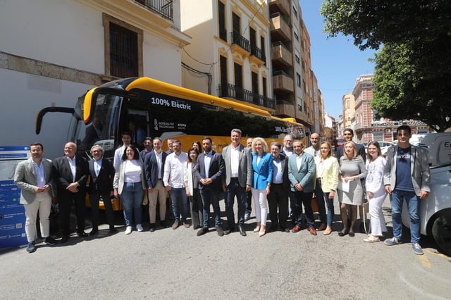 Las autoridades junto a uno de los autobuses que presta el servicio.