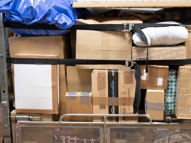 Internationale Versandhändler sind stark von der neuen EU-Paketgebühr betroffen. Schnäppchen aus China könnten bald weniger attraktiv sein.