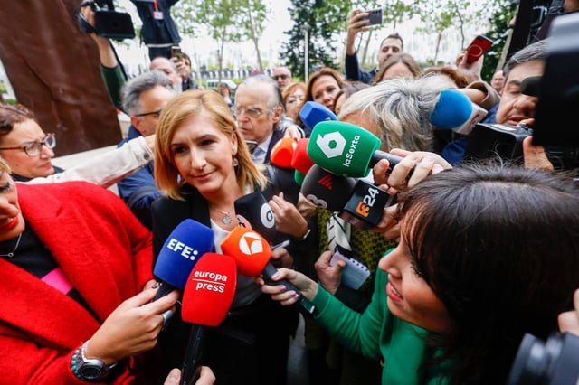 Salomé Pradas accede junto a su abogado a la Ciudad de la Justicia el pasado 11 de abril.