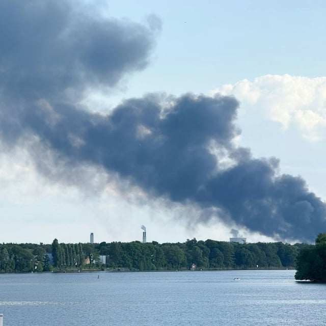 Rauch steigt von einer Kleingarten-Kolonie auf, in der ein Feuer ausgebrochen ist.