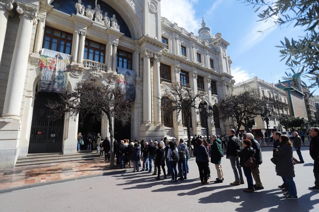 Colas ante el edificio de Correos, donde se exhibió la exposición de Sorolla.