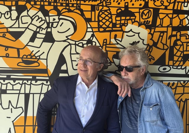 Javier de las Muelas y Javier Mariscal, junto a la redecorada fachada del Dry Martini.