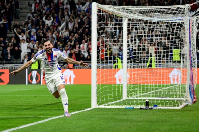 Rayan Cherki (C) célèbre son but en quart de finale de la Ligue Europa contre Manchester United, le 10 avril 2025 à Décines-Charpieu (Rhône)