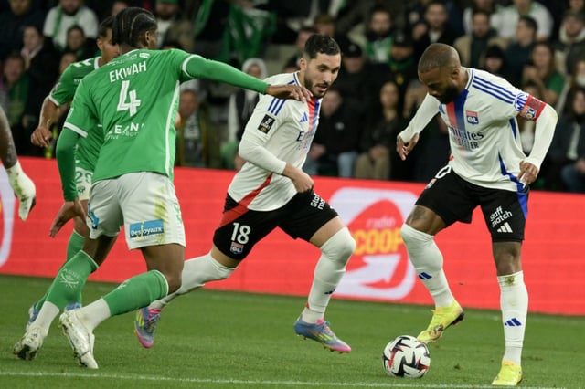 Rayan Cherki (C) balle au pied lors du match de Ligue 1 entre Lyon et Saint-Etienne, le 20 avril 2025 à Geoffroy-Guichard