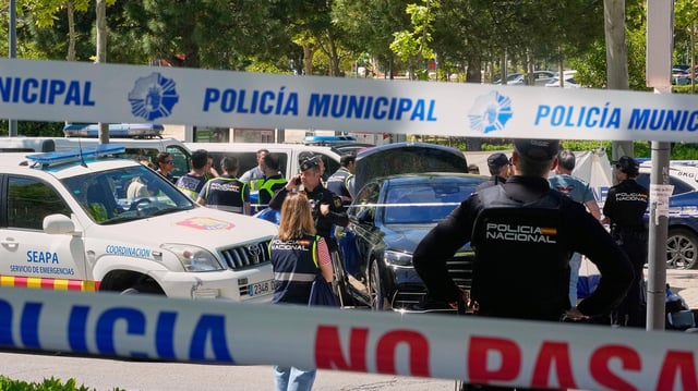 Polizeibeamte sperren das Gebiet in Madrid ab, nachdem Andrij Portnow auf offener Straße erschossen wurde. 