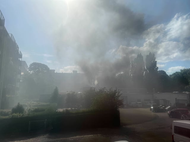 Rauch steigt aus einem Gebäude in der Barnerstraße auf.
