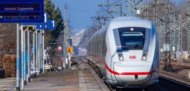 Mecklenburg-Vorpommern, Ludwigslust: Ein ICE fährt ohne Halt durch einen Bahnhof, der seit mehreren Jahren von der Deutschen Bahn (DB) modernisiert wird