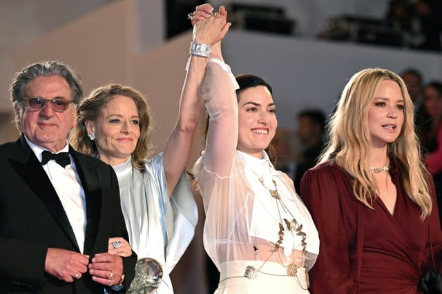 L'acteur français Daniel Auteuil, l'actrice américaine Jodie Foster, la réalisatrice française Rebecca Zlotowski et l'actrice belgo-française Virginie Efira lors de la 78e édition du Festival de Cannes, le 20 mai 2025