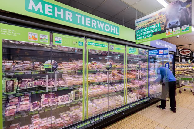 Fleischwaren liegen bei Aldi Süd in Kühlschränken nach Haltungsform sortiert. Hier wurde das neue Kühlkonzept zur Haltungskennzeichnung vorgestellt.
