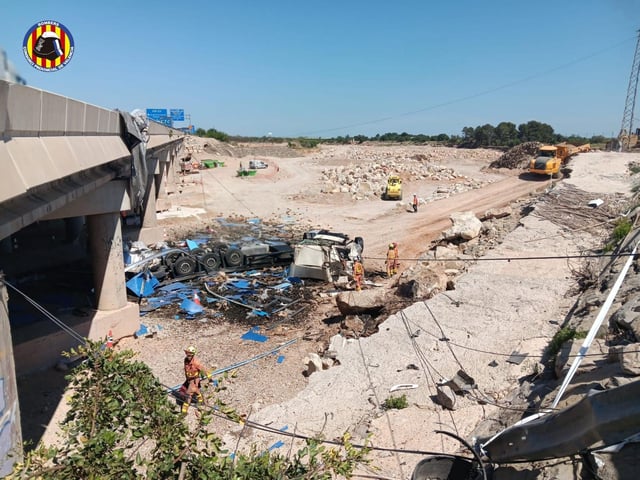A pesar de lo aparatoso del accidente, el camionero, por fortuna, no ha sufrido lesiones graves.