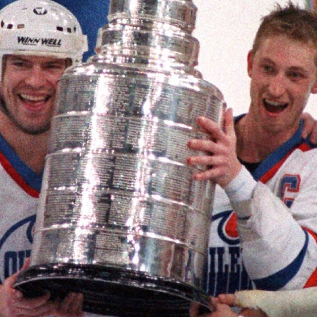 Edmonton Oilers' Wayne Gretzky, right, and Mark Messier hold up the Stanley Cup trophy, May 26, 1988 following their 6-3 win over the Boston Bruins in the Stanley Cup Finals in Edmonton. (AP photo/Rusty Kennedy)