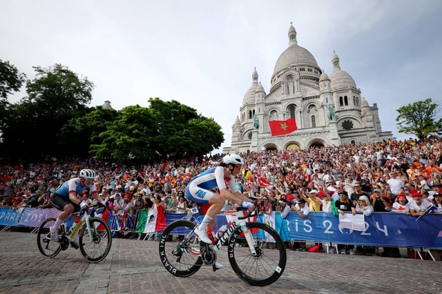 Alison Jackson et Audrey Cordon-Ragot, le 4 août 2024 devant la basilique du Sacré-Cœur. 