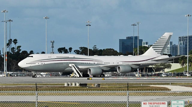 In diesem Bild vom 15. Februar 2025 steht eine katarische Boeing 747 auf dem Rollfeld des internationalen Flughafens Palm Beach.