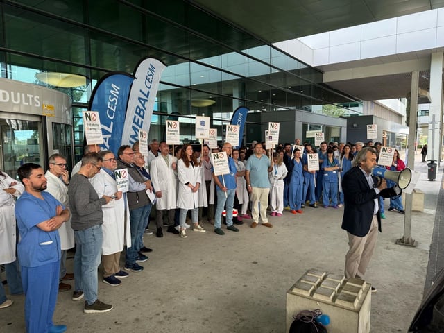 Concentración de los médicos frente a las puertas del Hospital de Son Espases de Valencia.