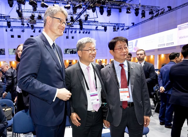 South Korean Transport Minister Park Sang-woo (R) and Kim Young-tae (C), secretary general of the International Transport Forum (ITF), are seen attending the 2025 ITF Summit held in Leipzig, Germany, on May 21, 2025, in this photo provided by the ITF. (PHOTO NOT FOR SALE) (Yonhap)