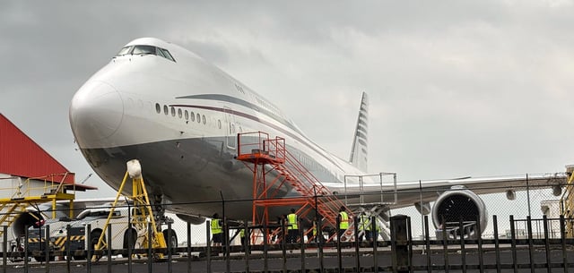 Eine Boeing 747 mit dem Farbmuster der katarischen Königsfamilie