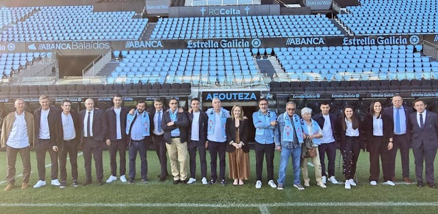 Foto de los homenajeados con exjugadores, capitanes y consejeros.