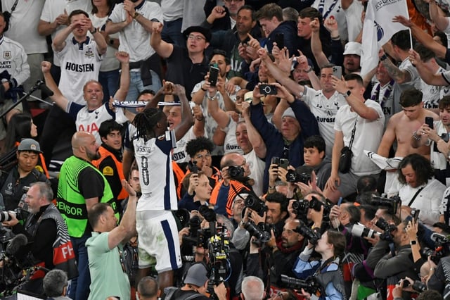 Le joueur de Tottenham Yves Bissouma célèbre au milieu des supporters la victoire en finale de la Ligue Europa face à Manchester United (1-0), le 21 mai 2025 à Bilbao