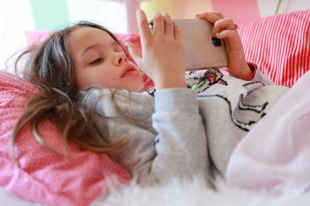 Für viele Kinder und Jugendliche sind Smartphones zu alltäglichen Begleitern geworden.
