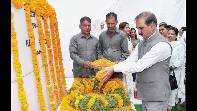 CM Sukhvinder Singh Sukhu pays floral tribute to former PM Rajiv Gandhi on his death anniversary, in Shimla , on Wednesday. (HT Photo)