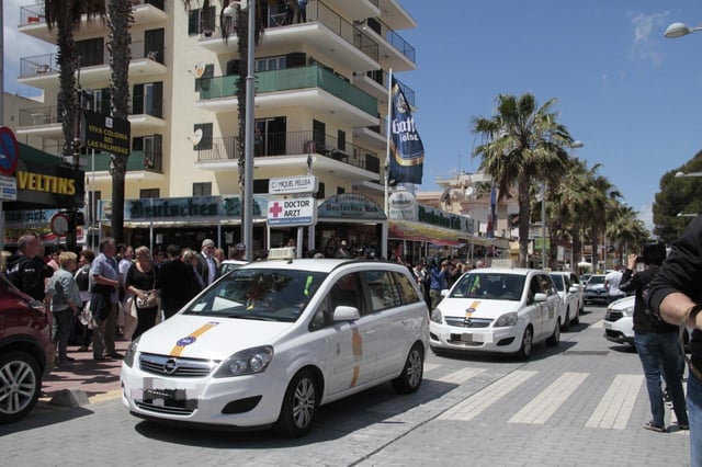Imagen de archivo de varios taxistas circulando por Playa de Palma.