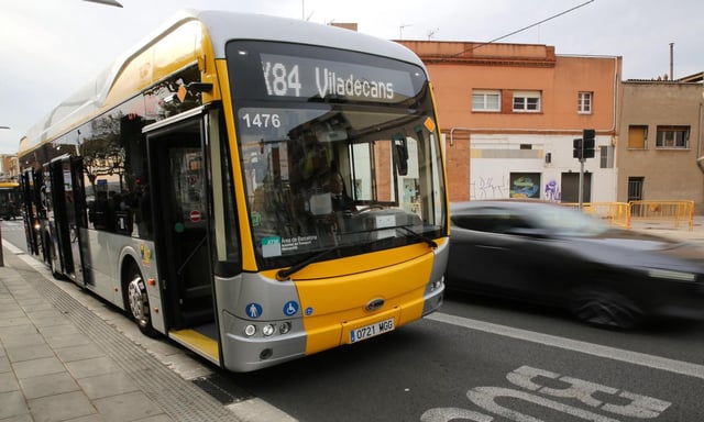 Autobús exprés metropolitano X84, que conecta Viladecans y Barcelona.