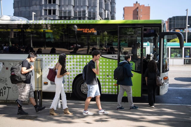 Un autobús Exprés.cat recogiendo pasaje en Diagonal con Maria Cristina