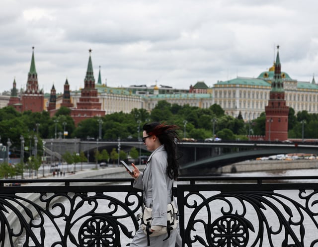 Vue de la rivière Moskva près du Kremlin, dans le centre de Moscou, en Russie, le 19 mai 2025.