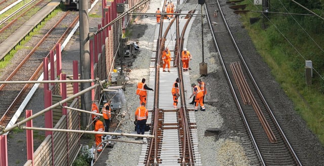 Bauarbeiter arbeiten an den Gleisen auf der Bahnstrecke zwischen Hamburg und Berlin. (Symbolbild)