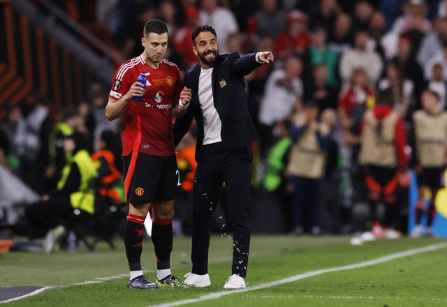 Soccer Football - Europa League - Final - Tottenham Hotspur v Manchester United - San Mames, Bilbao, Spain - May 21, 2025 Manchester United manager Ruben Amorim gives instructions to Manchester United's Diogo Dalot before he comes on as a substitute REUTERS/Andrew Couldridge
