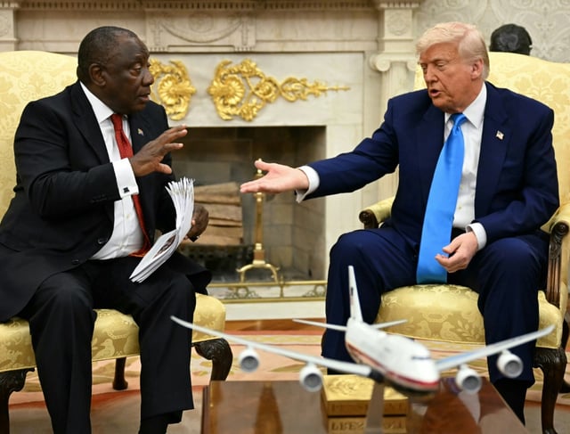 Le président américain Donald Trump (D) accueille le président sud-africain Cyril Ramaphosa dans le Bureau ovale de la Maison Blanche, à Washington, le 21 mai 2025