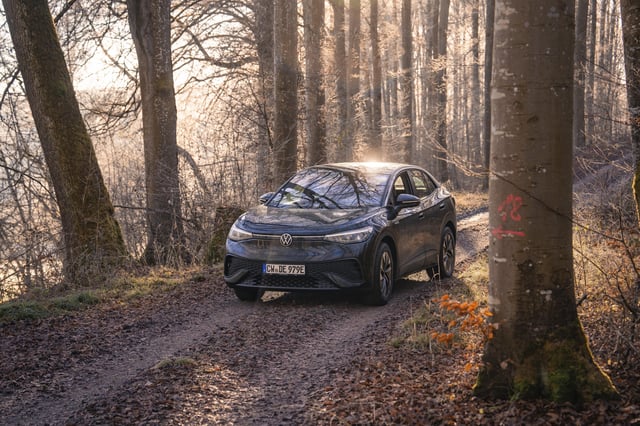 Fahrzeug in einem Waldweg, Baum mit roter Markierung rechts, Car Sharing, Elektro Auto, Volkswagen ID 5, Gechingen, Hecken und Gäu Region, Schwarzwald, Deutschland, Europa